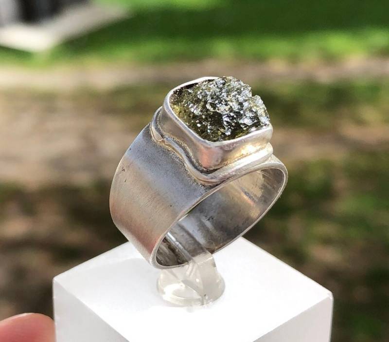 Roher Moldavit Ring in Texturiertem 925 Sterling Silber. Meteorit Vltavin Tektit Schmuck. Unisex von Vltavin