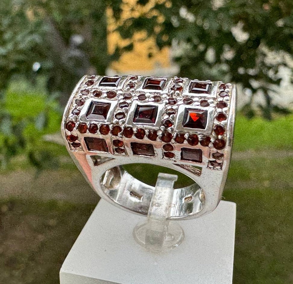 Roter Granat Blumen-Ring 925 Sterling Silber Damenschmuck Roter Granat Blumen-Ring 925 Sterling Silber Damenschmuck von Vltavin