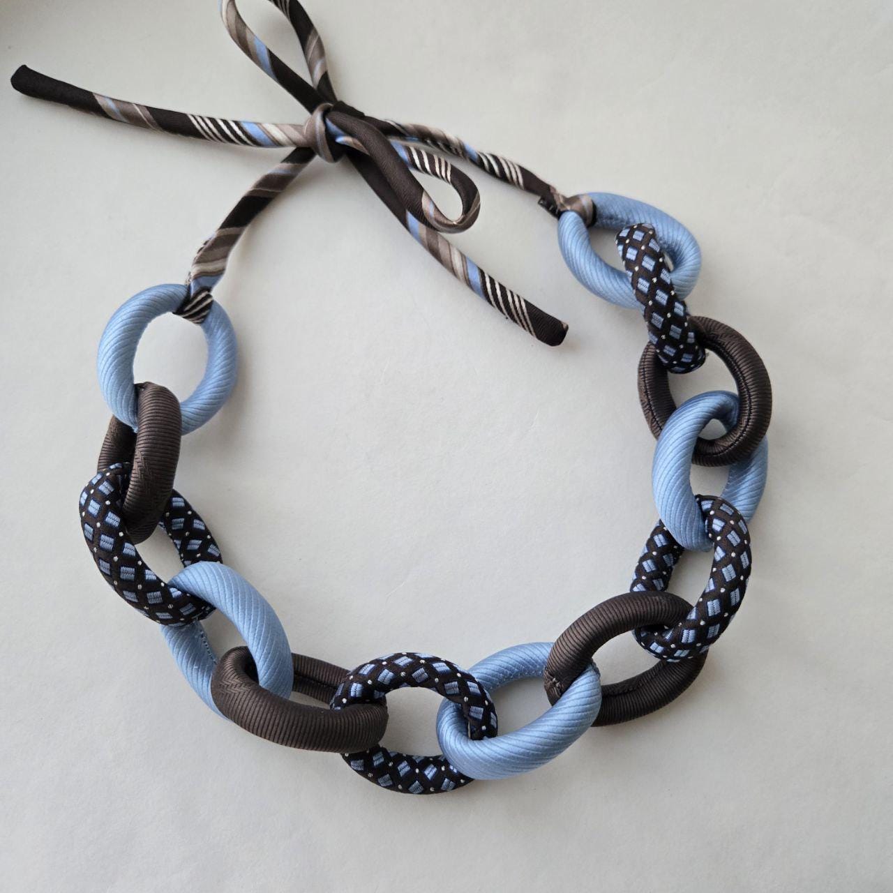 100% Seide Halskette, Handgefertigt Aus Recycelten Krawatten Gliederkette Statement Upcycled Silk Halskette Einzigartiger Schmuck von VmCreativeUpcycling