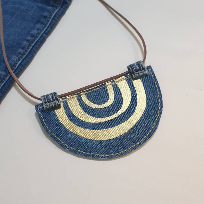 Abstrakte Jeans-Halskette Upcycled Denim-Halskette Statement-Denim-Kunst-Halskette Blau-Gold Stoff-Halskette Textilkunst-Halskette von VmCreativeUpcycling