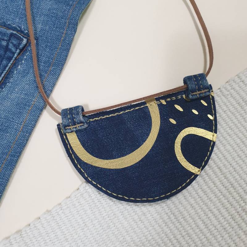 Abstrakte Jeans-Halskette Upcycled Denim-Halskette Statement-Denim-Kunst-Halskette Blau-Gold Stoff-Halskette Textilkunst-Halskette von VmCreativeUpcycling