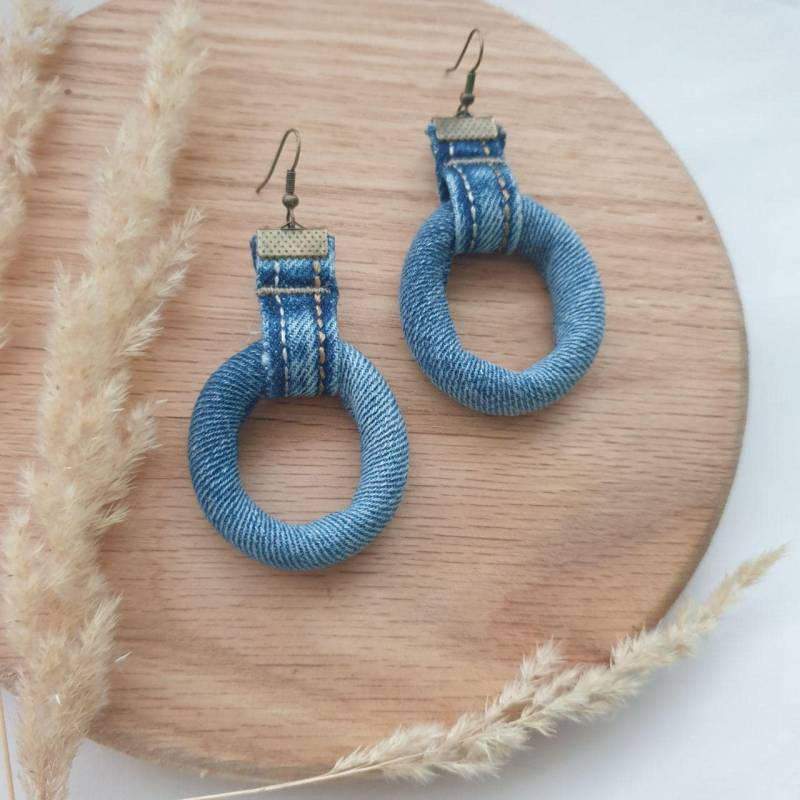 Handgemachte Upcycled Denim Creolen - Nachhaltiges Fashion Statement von VmCreativeUpcycling