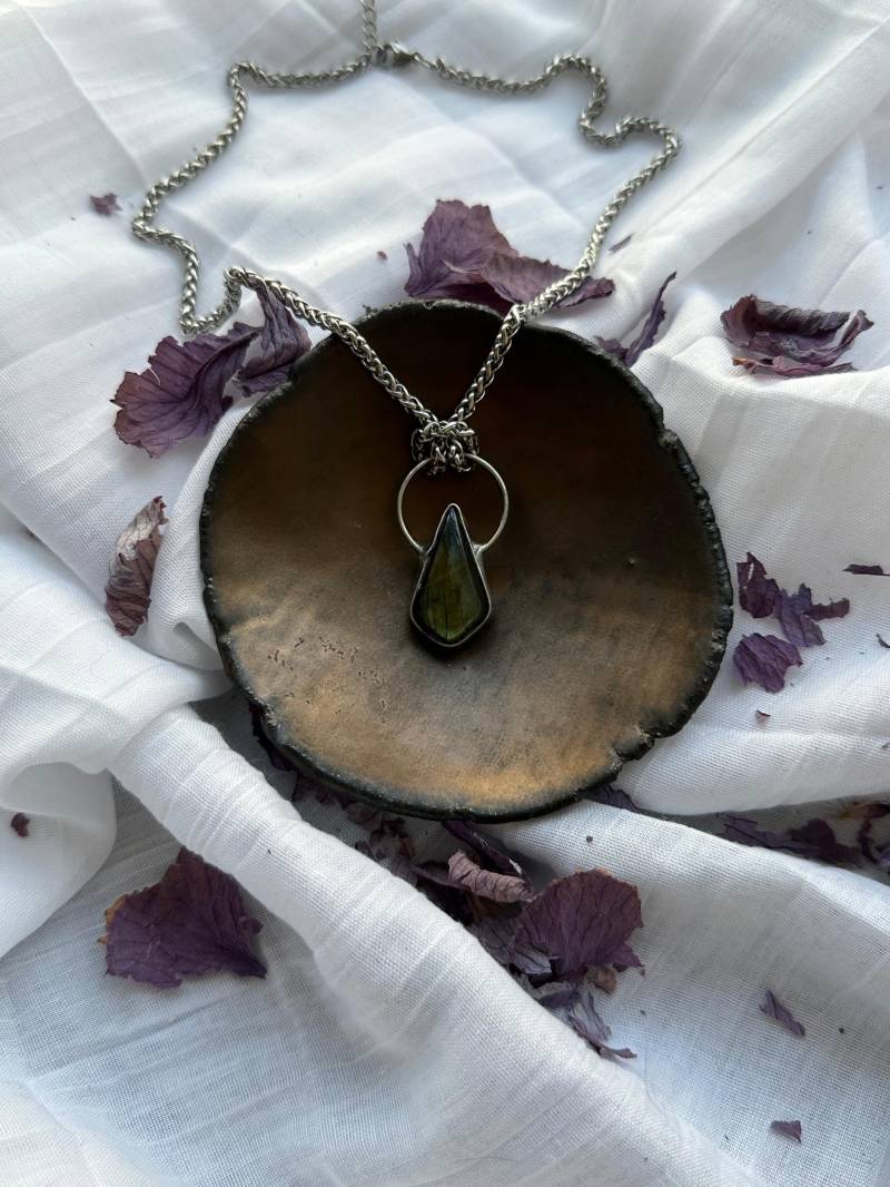 Der "Whispering Aurora" - Labradorit-Anhänger Von Laura Řezaninová von VntgNoIntroductions