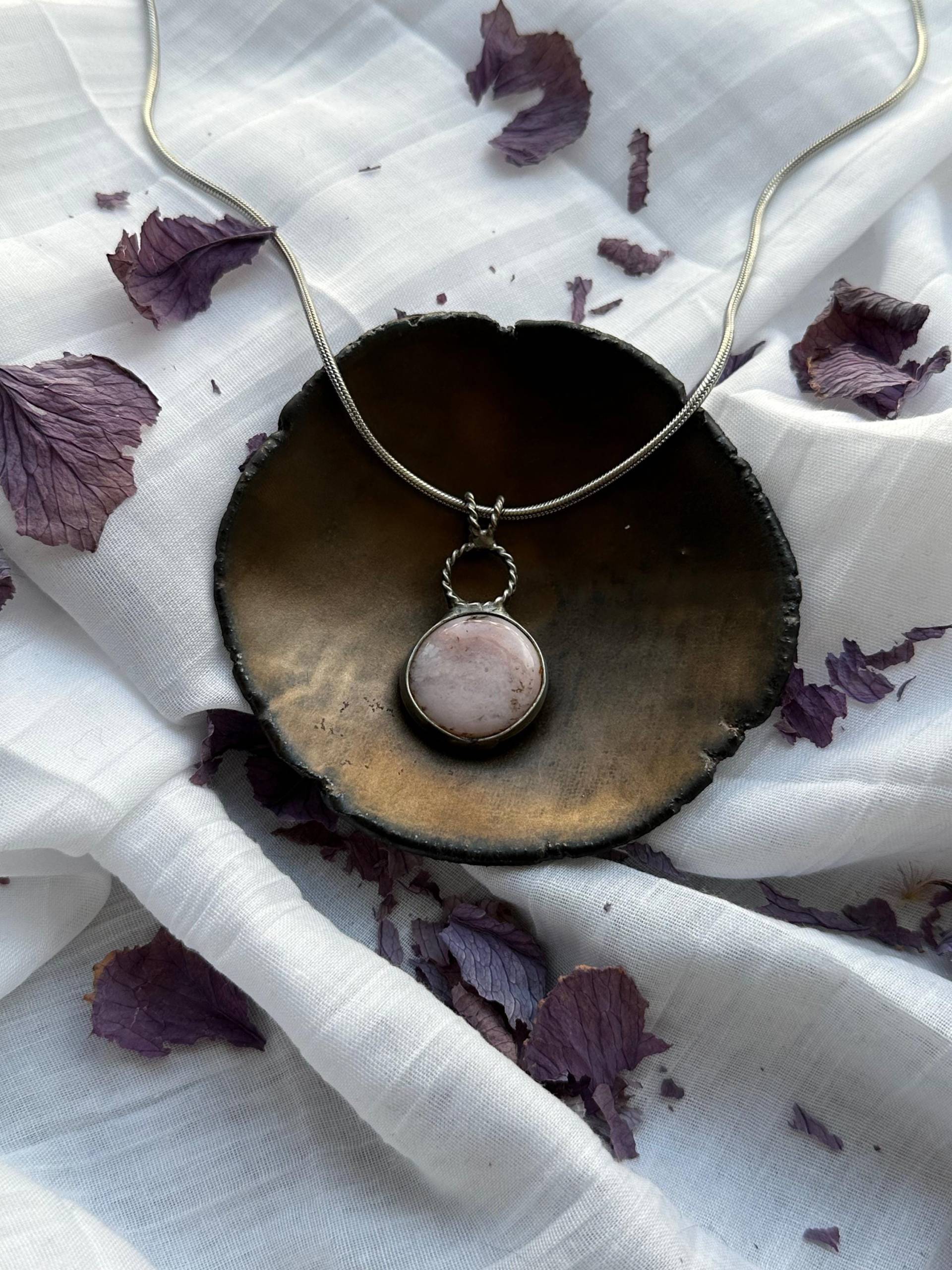 Die „Sie Schläft in Rosenwasser" - Mangan Calcit Anhänger Von Laura Řezaninová von VntgNoIntroductions