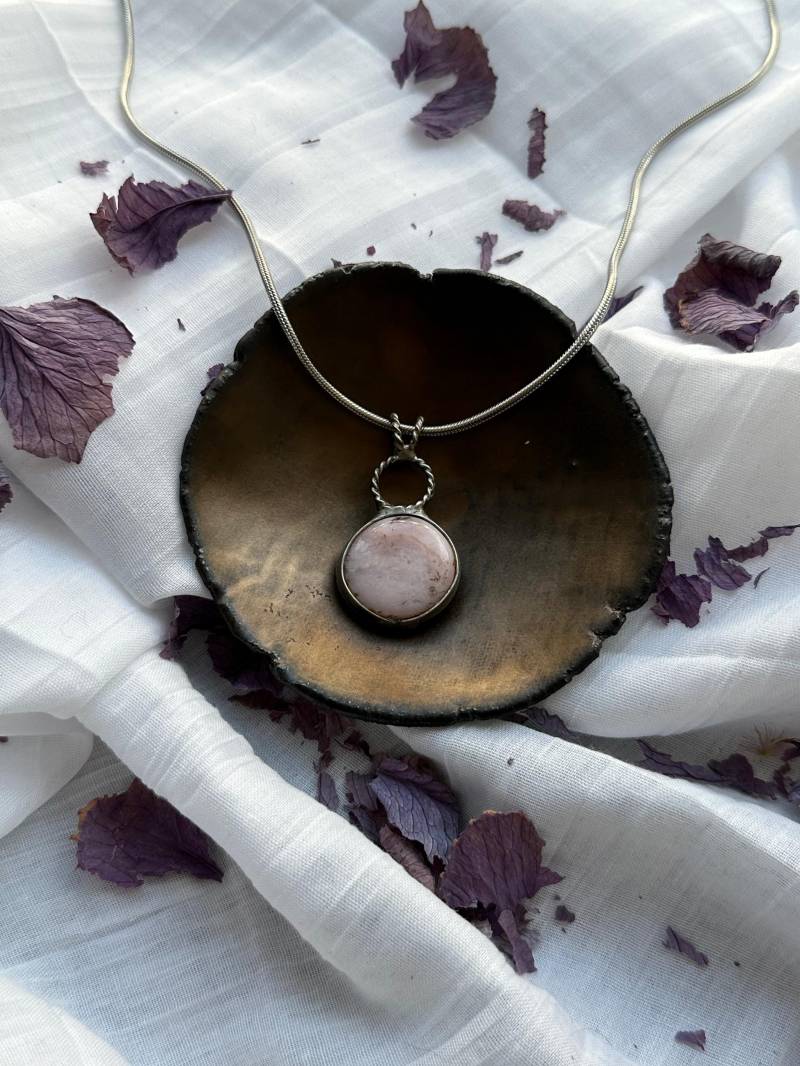 Die „Sie Schläft in Rosenwasser" - Mangan Calcit Anhänger Von Laura Řezaninová von VntgNoIntroductions