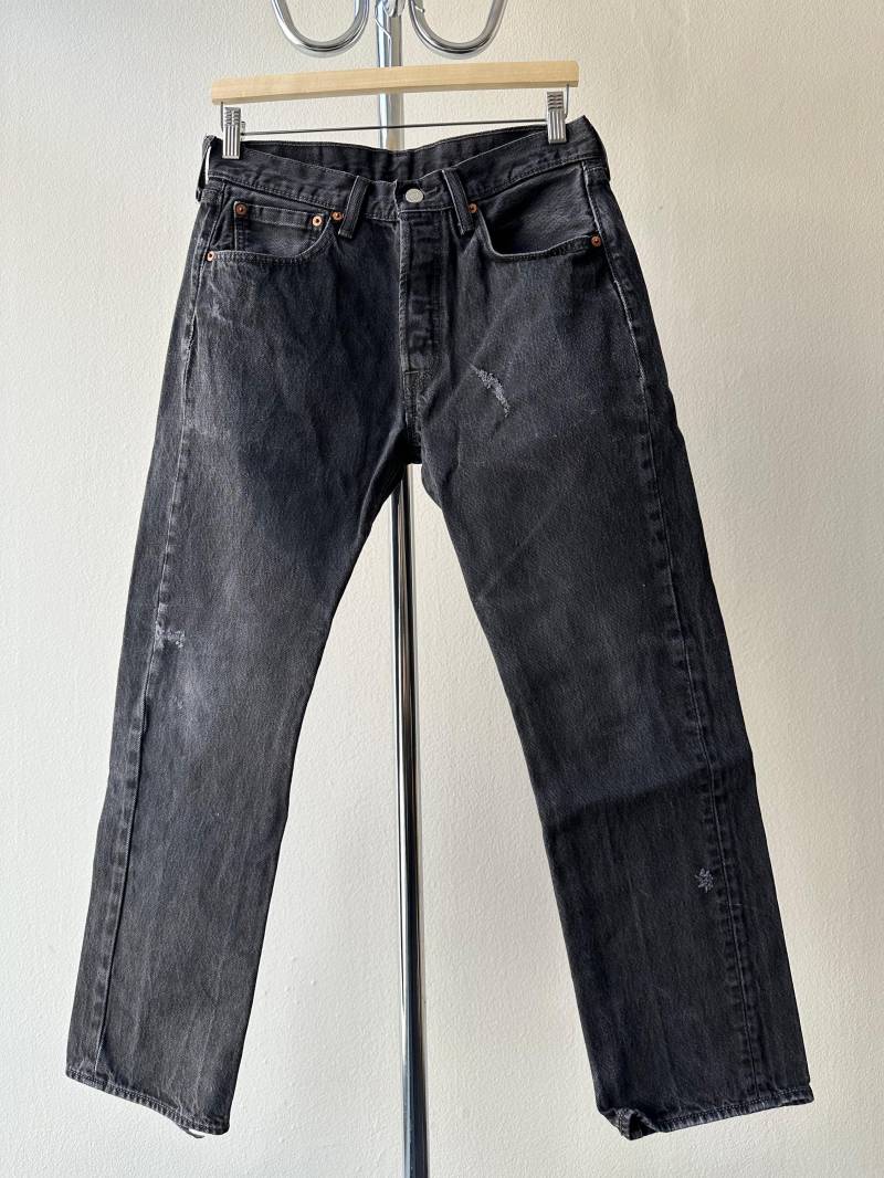 Vintage Levi's 501 Washed Schwarze Hose - Größe 31x30 von VntgNoIntroductions