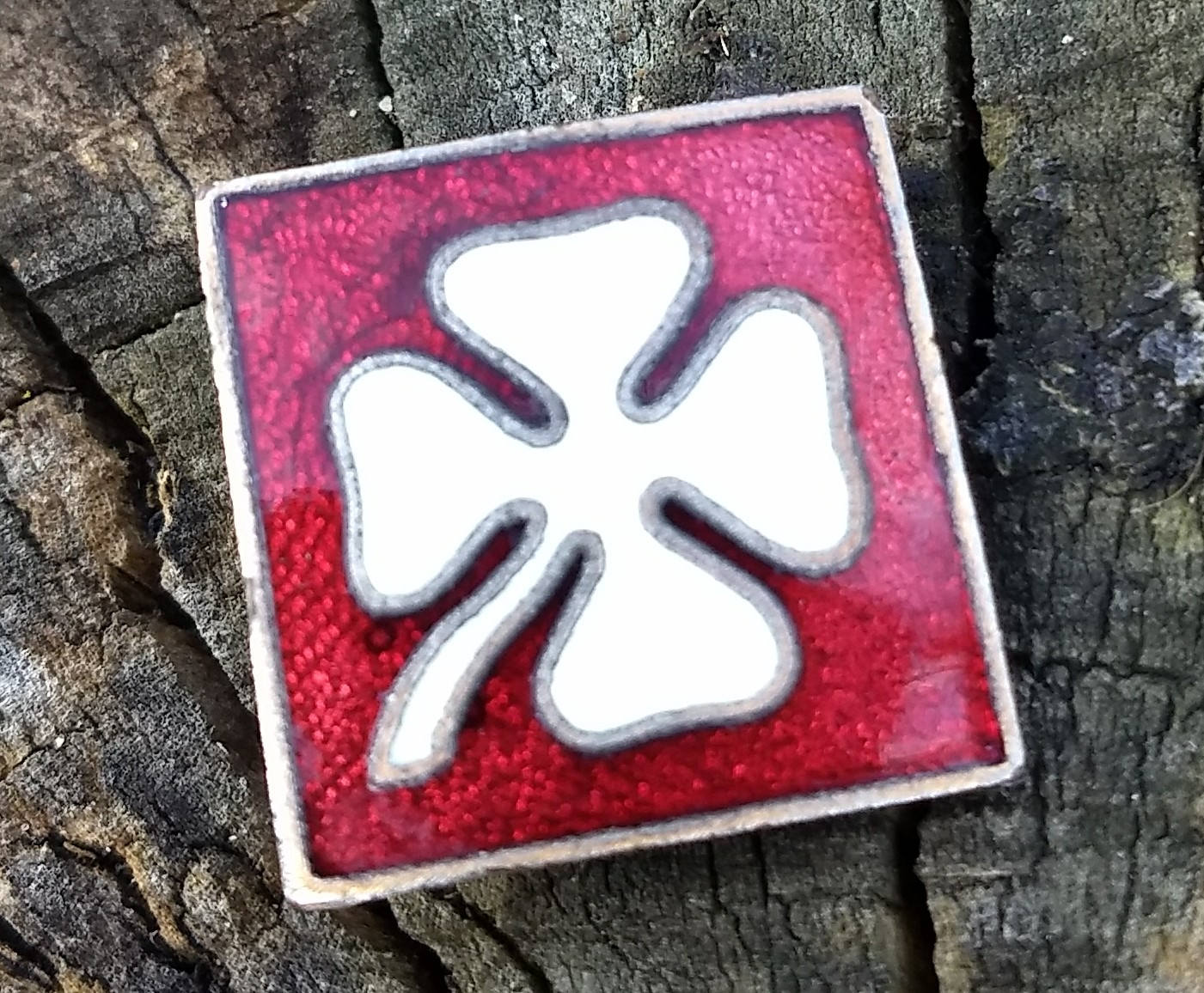 Vintage Rot, Weiß Und Bronze 4 Blatt Kleeblatt Pin von VntgeLvAffair