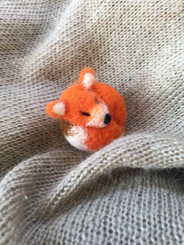 Schlafender Fuchs Brosche von VoDiHandmade