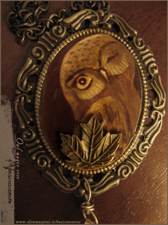 Eulenzauber Baum - Wald Eule Original Illustration Cameo Halskette Mit Tigerauge Anhänger Eulenzauber Baum - Wald Eule Original Illustration Cameo Halskette Mit Tigerauge Anhänger von Vocisconnesse