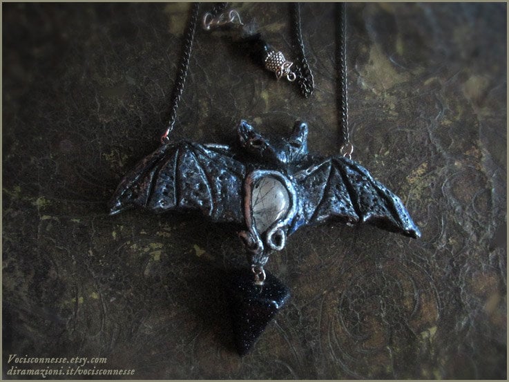 Fledermaus Kette Nocturne Mit Turmalinquarz Und Blauem Sonnensteinpendel - Collana Pipistrello Handmade Jewelry Skulptur Fledermaus Kette Nocturne Mit Turmalinquarz Und Blauem Sonnensteinpendel - Collana Pipistrello Handmade Jewelry Skulptur von Vocisconnesse