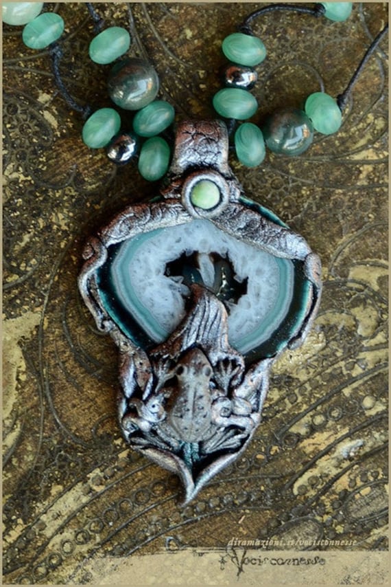 Lauschen Sie Dem Frosch - Ascolta La Rana Achat Halskette Handgemachte Schmuck Skulptur Auf Silberfarbenen Fassungen von Vocisconnesse