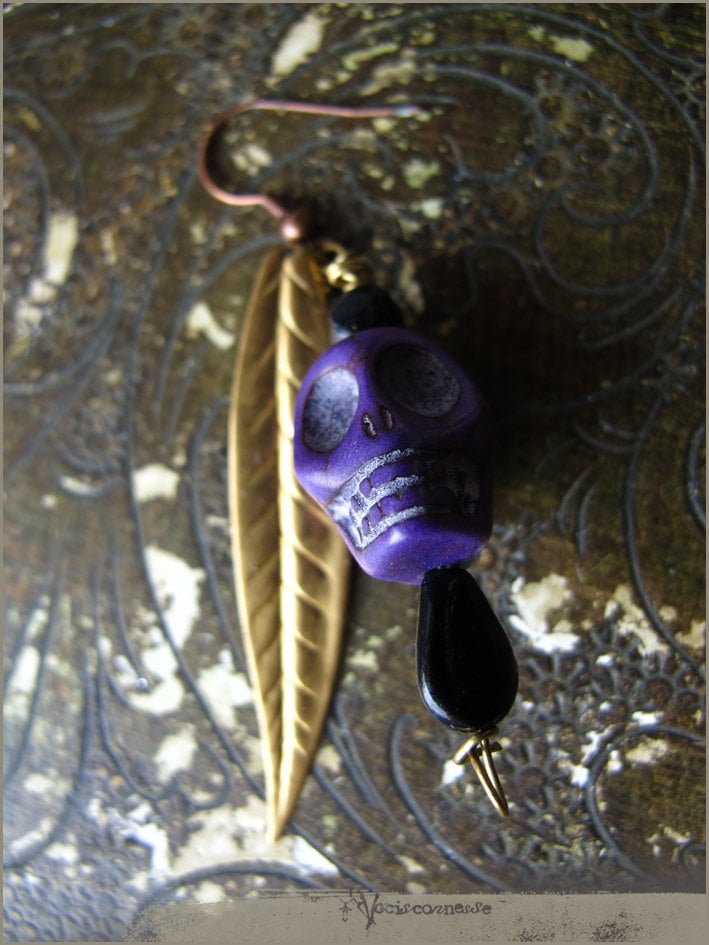 Lila Totenkopf Ohrringe Samhain Halloween Mit Messing Feder - Naturzyklus Vintage Oder Blätter- Edelstein Schmuck Lila Totenkopf Ohrringe Samhain Halloween Mit Messing Feder - Naturzyklus Vintage Oder Blätter- Edelstein Schmuck von Vocisconnesse