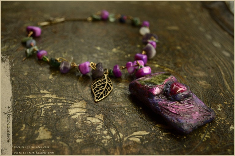 Lila Wald Halskette Fee Mit Grünen Serpentin Stein Und Achat - Con Serpentino Verde E Agata Ooak Handgemachte Schmuck Skulptur Lila Wald Halskette Fee Mit Grünen Serpentin Stein Und Achat - Con Serpentino Verde E Agata Ooak Handgemachte Schmuck Skulptur von Vocisconnesse