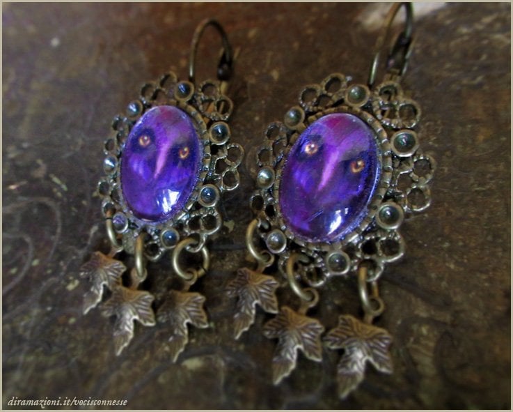 Sale - Lila Waldohren-Ohrringe Abgebildeter Schmuck von Vocisconnesse