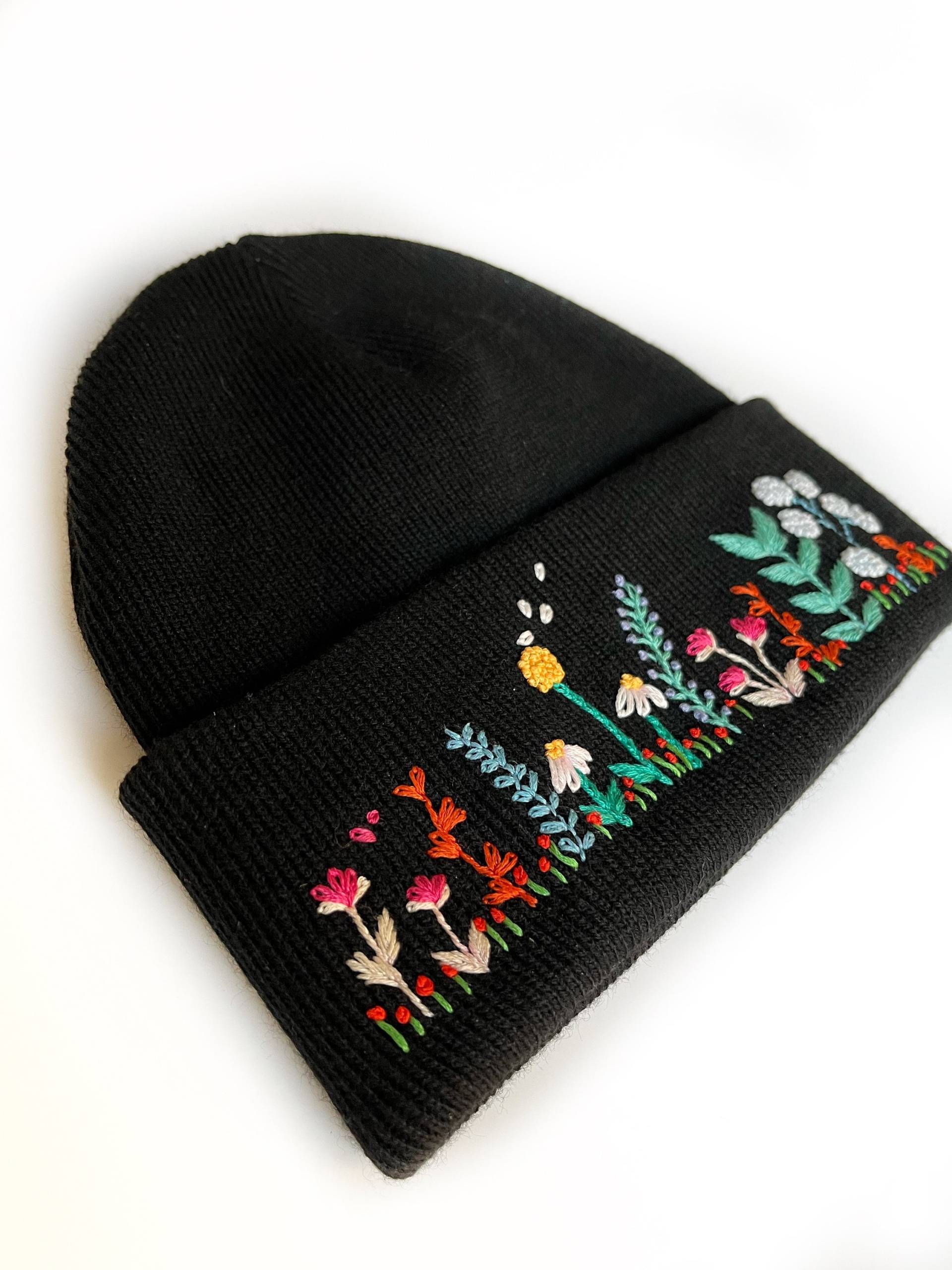 Schwarze Beanie Für Frauen von VoelEmbroideryStore