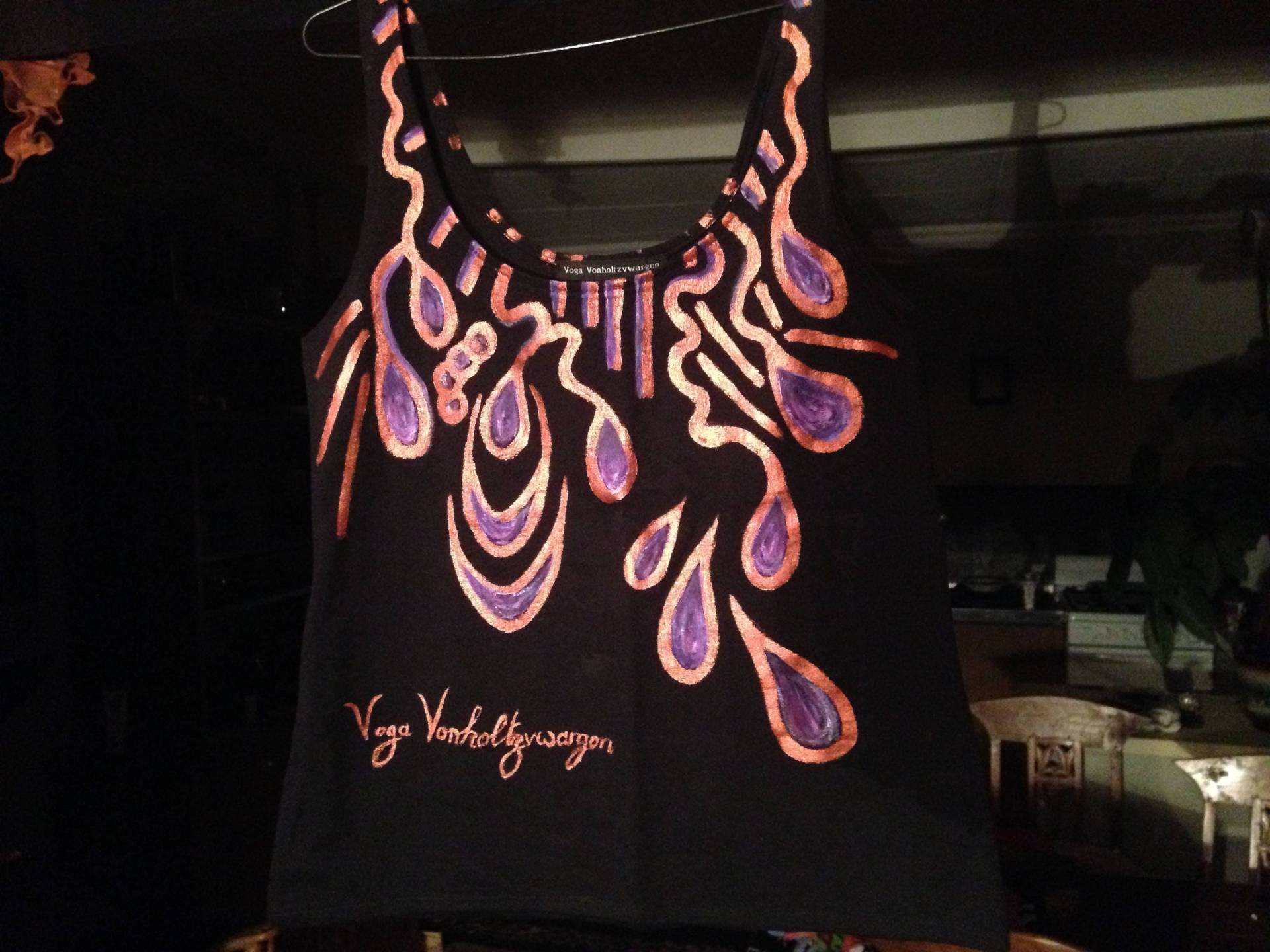 Handbemaltes Schwarzes Singlet Top Mit Kupfer Und Lila Muster Wunderschönes Originaldesign. Mittel Handbemaltes Schwarzes Singlet Top Mit Kupfer Und Lila Muster Wunderschönes Originaldesign. Mittel von VogaVonHearl