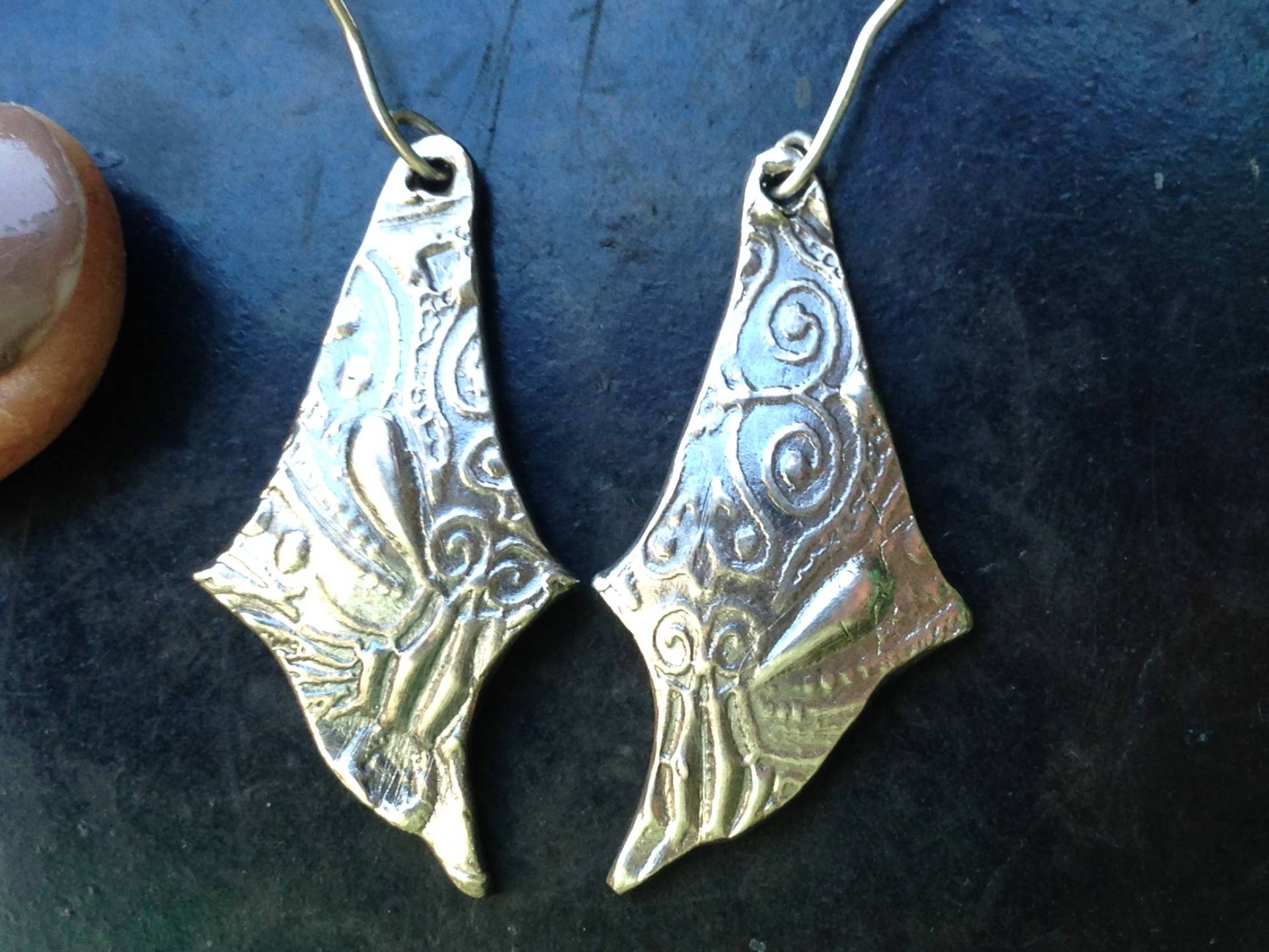 Handgefertigte Original-Ohrringe Aus Feinsilber, Individuell Von Hand Geschnitten Und Gepresst, Mit Sterlingsilber-Ohrhaken Links Handgefertigte Original-Ohrringe Aus Feinsilber, Individuell Von Hand Geschnitten Und Gepresst, Mit Sterlingsilber-Ohrhaken Links von VogaVonHearl