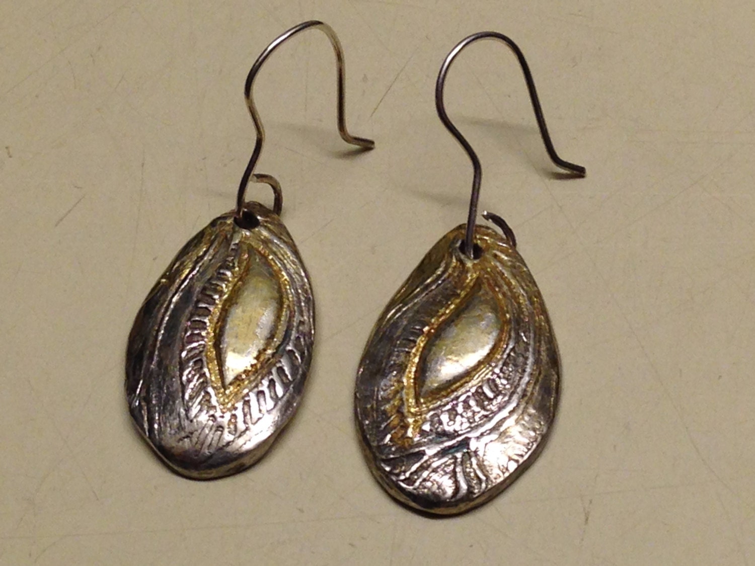 Original Handgemachte Ohrringe. Gepresstes Feinsilber Mit 24 Karat Gold Highlights. Einzelanfertigung Original Handgemachte Ohrringe. Gepresstes Feinsilber Mit 24 Karat Gold Highlights. Einzelanfertigung von VogaVonHearl