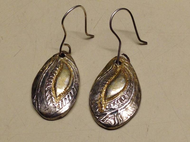 Original Handgemachte Ohrringe. Gepresstes Feinsilber Mit 24 Karat Gold Highlights. Einzelanfertigung Original Handgemachte Ohrringe. Gepresstes Feinsilber Mit 24 Karat Gold Highlights. Einzelanfertigung von VogaVonHearl