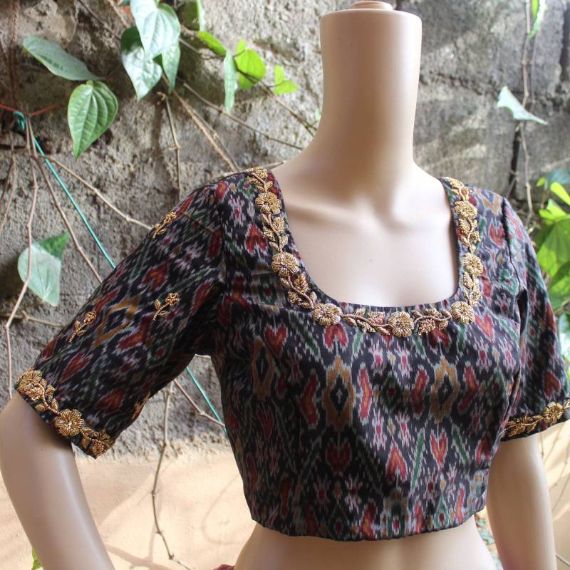 Reine Ikat Seide Bluse Handbestickt/Sariseide Schwarze Zardosi Handbestickte Von Hand Bestickt Pochampally von Voggish