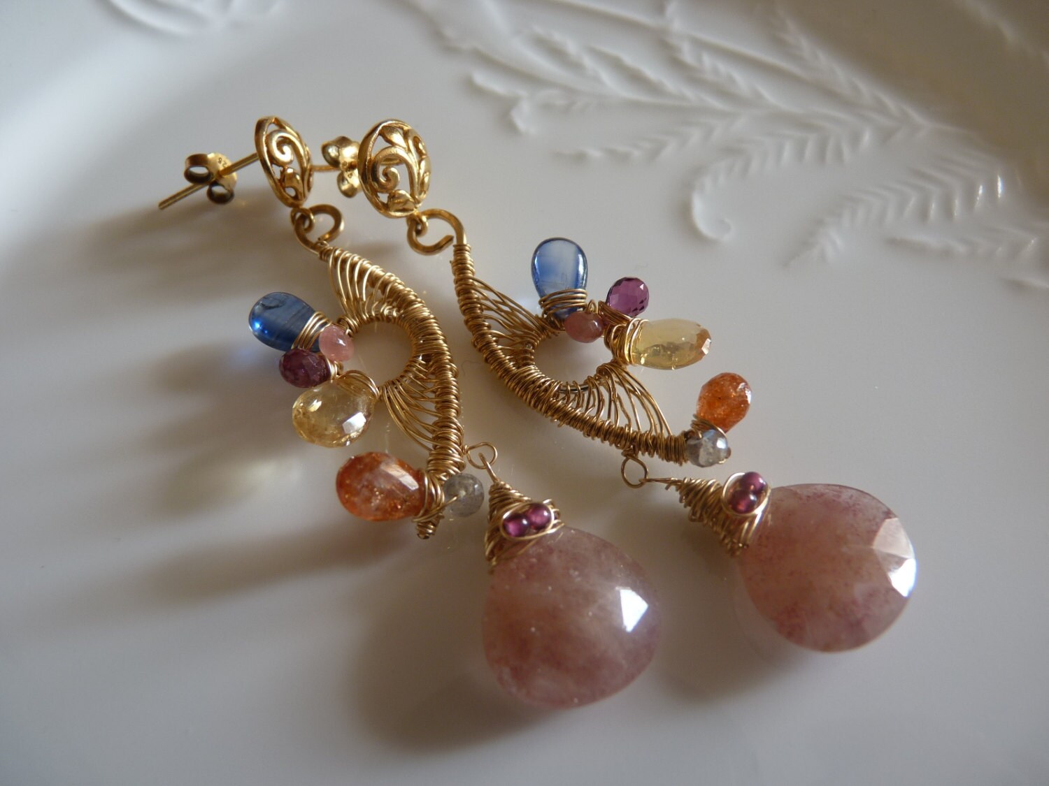 Erdbeerquarz, Kyanit, Zitronenquarz Und Sonnenstein Gold Filled Ohrringe Erdbeerquarz, Kyanit, Zitronenquarz Und Sonnenstein Gold Filled Ohrringe von VoglioLaLuna