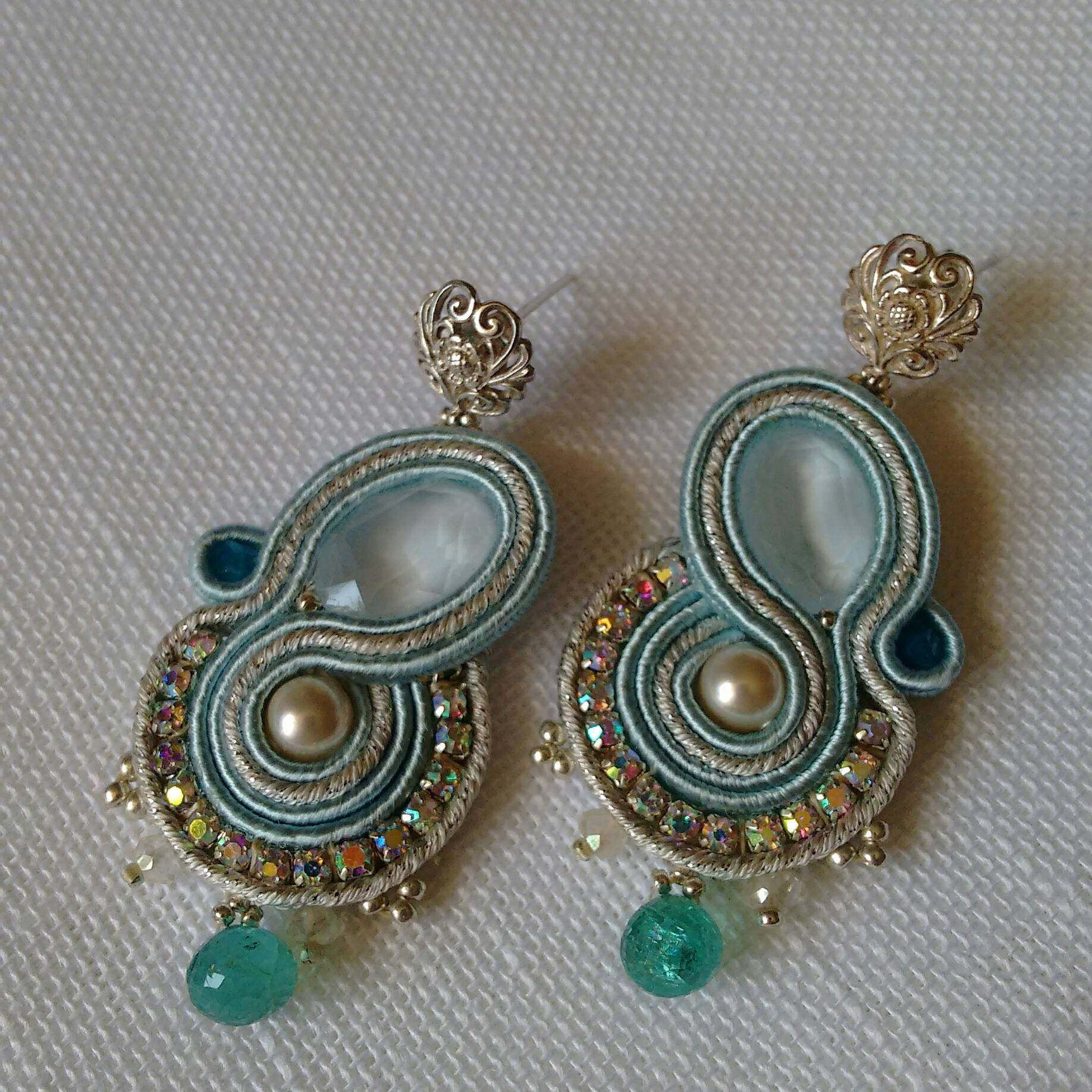 Hellblaue Und Silber Soutache Ohrringe, Swarovski Ooak, Handbestickt, Frühling-Sommer 2017 Hellblaue Und Silber Soutache Ohrringe, Swarovski Ooak, Handbestickt, Frühling-Sommer 2017 von VoglioLaLuna