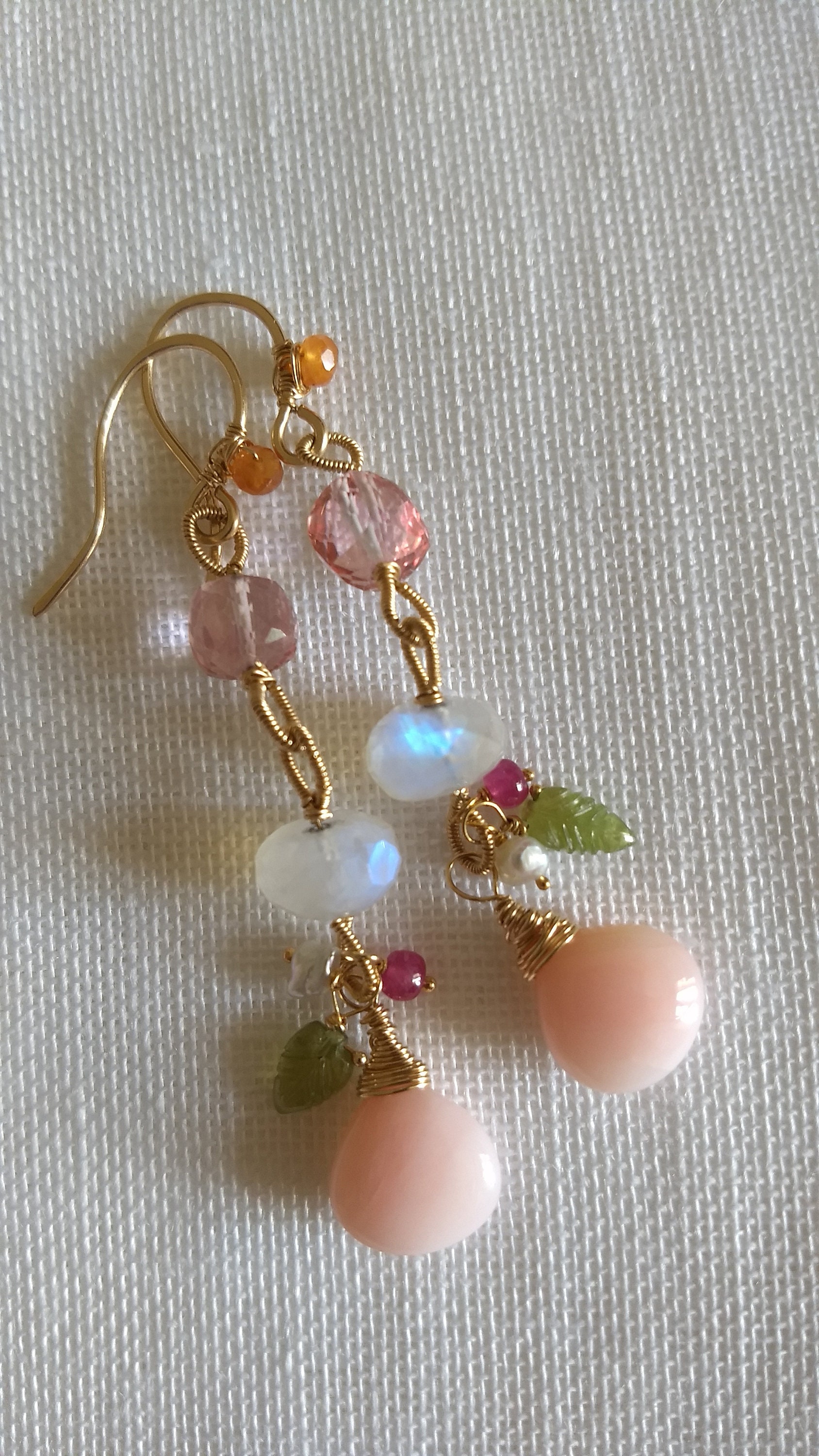 Rosa Opal, Regenbogen Mondstein, Rosenquarz Und Mandarin Granat Gold Filled Ohrringe Rosa Opal, Regenbogen Mondstein, Rosenquarz Und Mandarin Granat Gold Filled Ohrringe von VoglioLaLuna