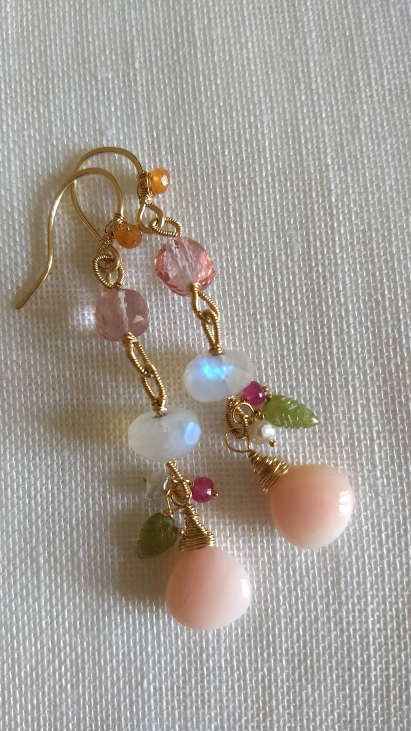 Rosa Opal, Regenbogen Mondstein, Rosenquarz Und Mandarin Granat Gold Filled Ohrringe von VoglioLaLuna