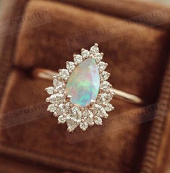 Antik Halo Opal Verlobungsring Natur Feuer Ehering Für Frauen 14K Gold Braut Jahrestag Ring Vintage Edelstein von VogueJewelStudio