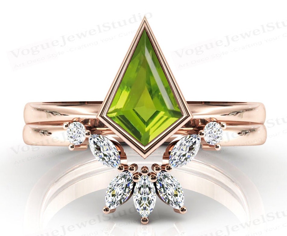 Art Deco Kite Shaped Peridot Verlobungsring Set 14K Gold Natur Ehering Für Frauen Vintage Braut Versprechen Ring von VogueJewelStudio