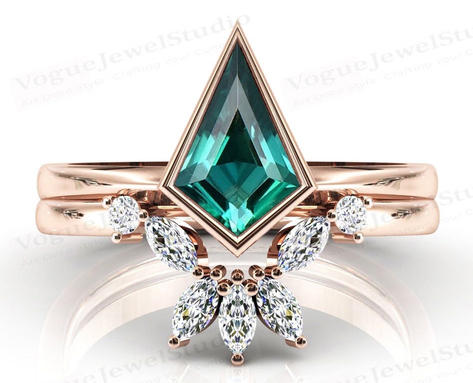 Art Deco Kite Shaped Smaragd Verlobungsring Set 14K Gold Ehering Frauen Jubiläum Ring Unikat Brautring von VogueJewelStudio