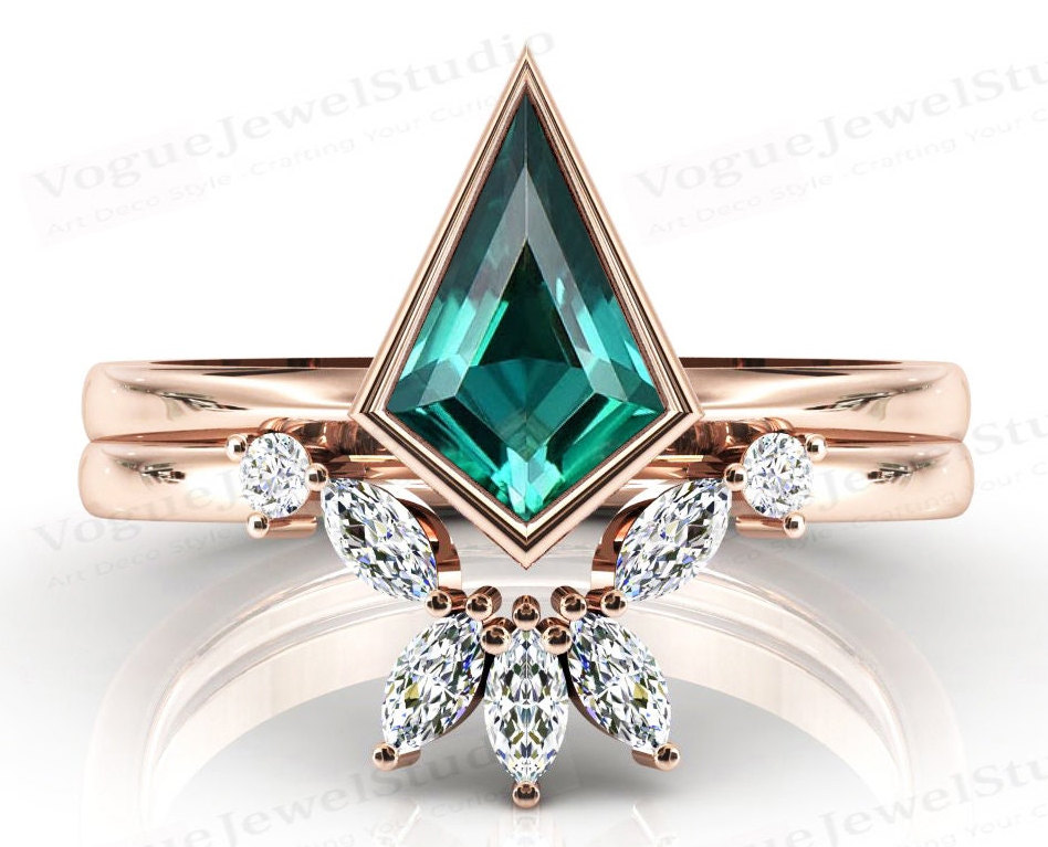 Art Deco Kite Shaped Smaragd Verlobungsring Set 14K Gold Ehering Frauen Jubiläum Ring Unikat Brautring Art Deco Kite Shaped Smaragd Verlobungsring Set 14K Gold Ehering Frauen Jubiläum Ring Unikat Brautring von VogueJewelStudio