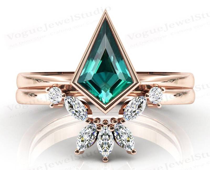 Art Deco Kite Shaped Smaragd Verlobungsring Set 14K Gold Ehering Frauen Jubiläum Ring Unikat Brautring von VogueJewelStudio