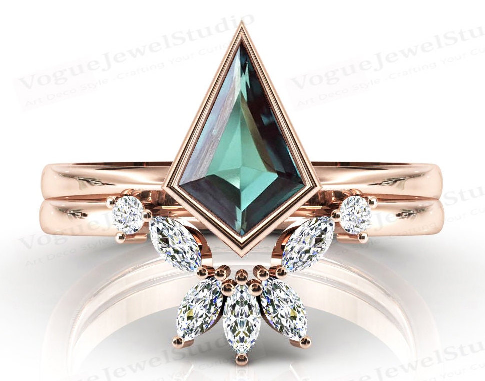 Art Deco Kite Shaped Teal Saphir Verlobungsring Set Vintage Ehering Für Frauen Antike Brautring von VogueJewelStudio