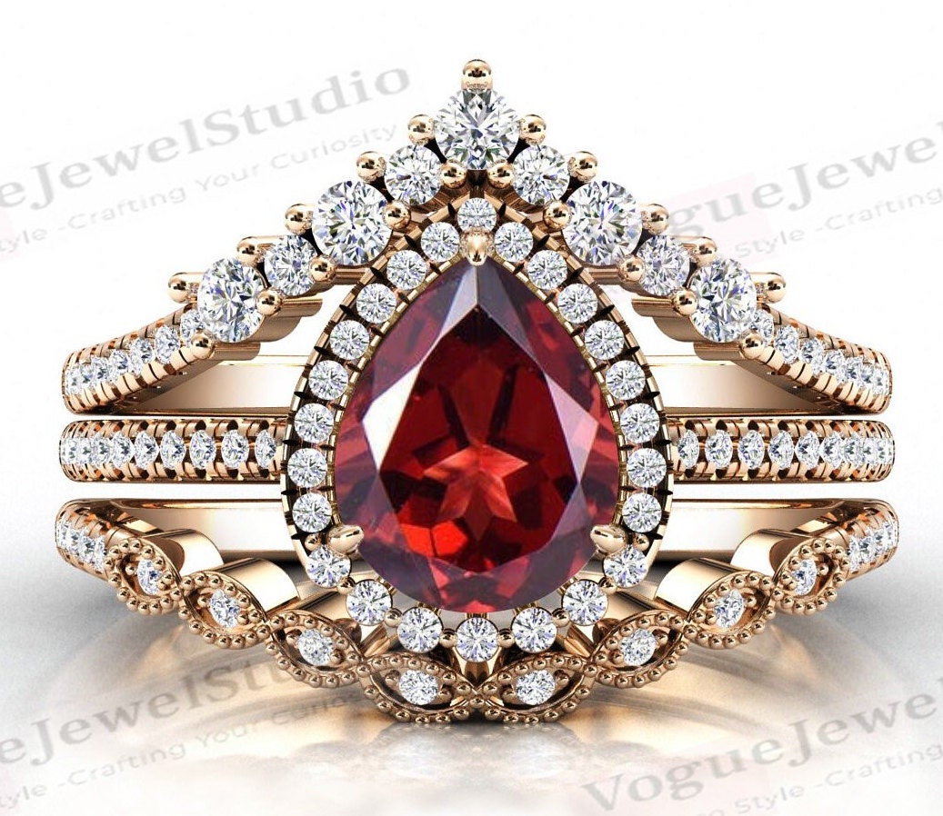 Art Deco Roter Granat Verlobungsring Set Roségold Halo Ehering Birnenschliff Brautring Antik Jahrestag Ring von VogueJewelStudio