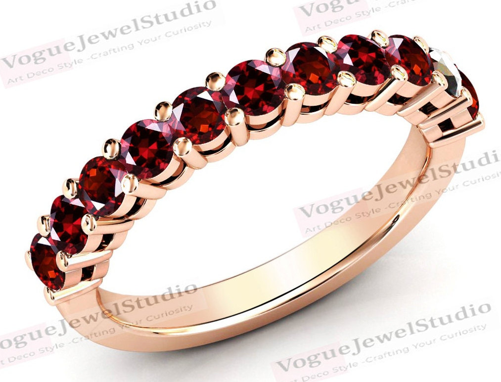 Granat Halbe Ewigkeit Hochzeitsband 14K Gold Edelstein Stapelband Für Frauen Jahrestag Geschenk Sie Januar Geburtsstein von VogueJewelStudio