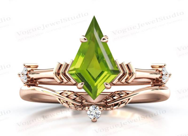 Kite Shaped Peridot Verlobungsring Set Art Deco Ehering Blatt Eheringe 14K Gold Vintage Braut Versprechen Ring von VogueJewelStudio