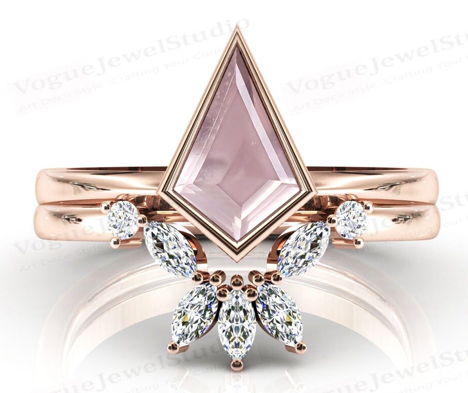 Kite Shaped Rosenquarz Verlobungsring Set 14K Gold Ehering Jahrestag Ring Art Deco Brautring von VogueJewelStudio