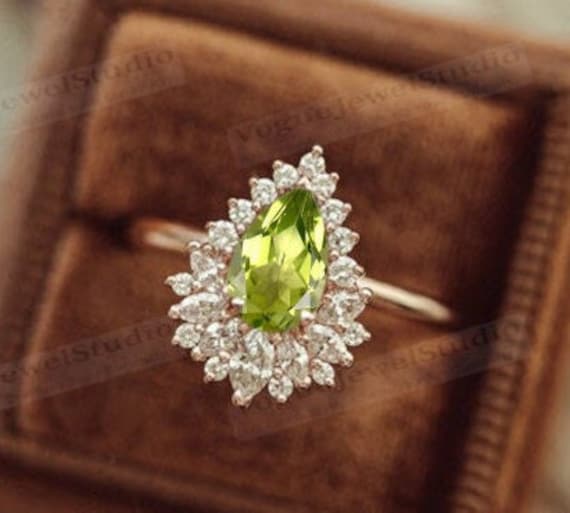 Natürlicher Peridot Verlobungsring Pear Cut Ehering Vintage 14K Gold Antik Brautring Halo von VogueJewelStudio