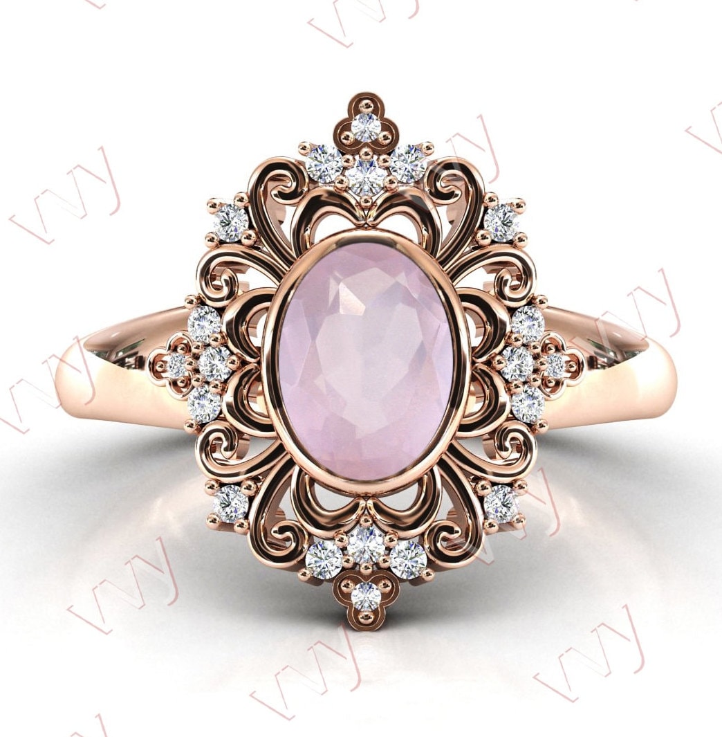 Natürlicher Rosenquarz Verlobungsring Filigraner Stil Ring Für Frauen Oval Schliff Ehering Unikat Art Deco von VogueJewelStudio