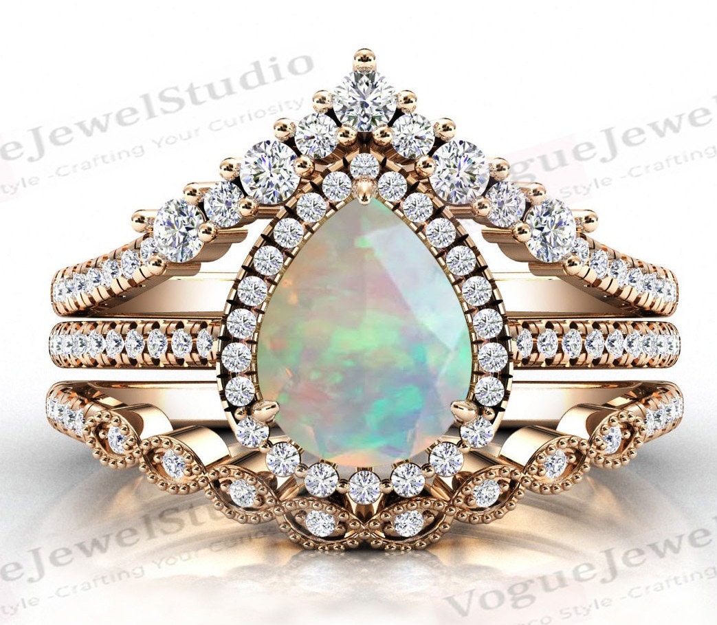 Pear Form Opal Verlobungsring Set Natürlicher Vintage Art Deco Ehering Rosegold Brautring von VogueJewelStudio