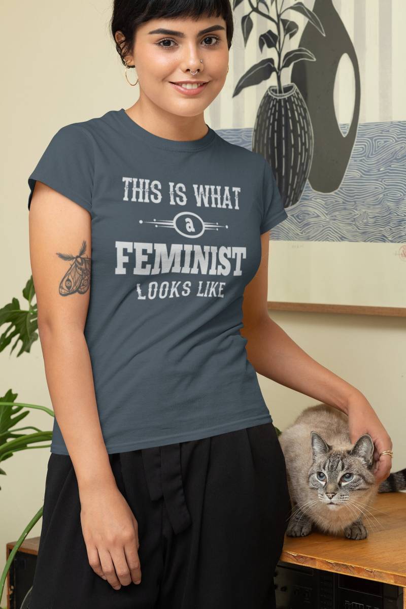 Setze Ein Statement Mit Einem "This Is What A Feminist Looks Like' T-Shirt von VoicesOfLabor