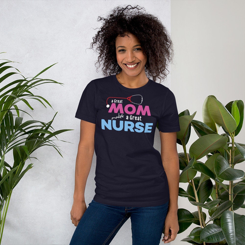 Eine Große Mutter Macht Ein Großes Krankenschwester-Short-Sleeve Unisex T-Shirt Eine Große Mutter Macht Ein Großes Krankenschwester-Short-Sleeve Unisex T-Shirt von VoistApparel