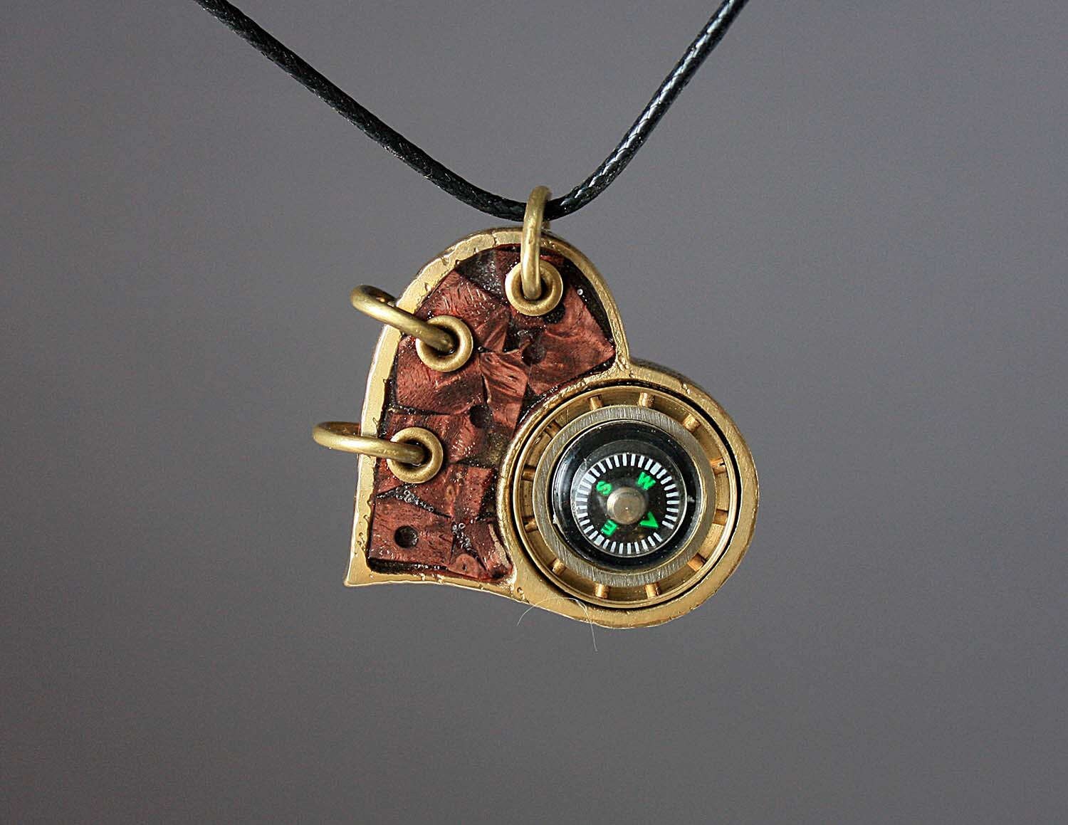 Wunderschöner Steampunk-Anhänger - Herz. Verziert Mit Natursteinen Türkis Und Einem Echten Kompass Wunderschöner Steampunk-Anhänger - Herz. Verziert Mit Natursteinen Türkis Und Einem Echten Kompass von Volderworkshop