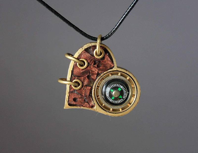 Wunderschöner Steampunk-Anhänger - Herz. Verziert Mit Natursteinen Türkis Und Einem Echten Kompass Wunderschöner Steampunk-Anhänger - Herz. Verziert Mit Natursteinen Türkis Und Einem Echten Kompass von Volderworkshop
