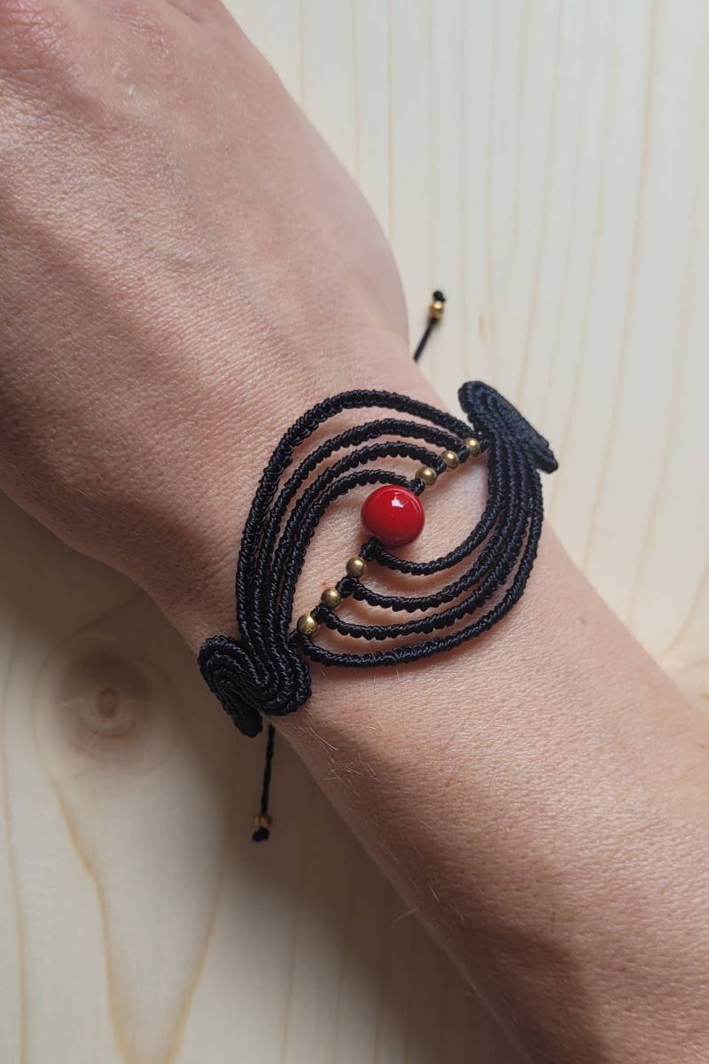 Eindrucksvolle Schwarze Makramee Armband, Armkette, Armreif Mit Edelstein in Kräftigem Rot. Mehrere Farben Und Größen Erhältlich von VolfCrafts