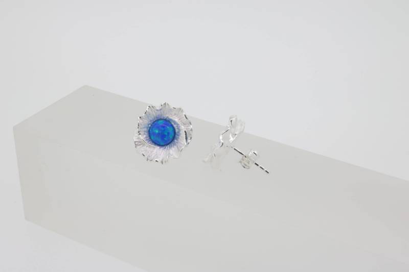 Blauer Opal Ohrstecker Damen - 925 Silber Ohrringe Handgefertigt, Blumen Design, Floraler Schmuck, Geschenkidee, Stilvoll & Elegant von VolksJuwelier