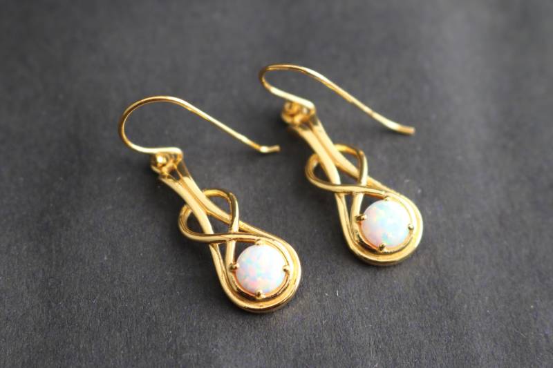 Vergoldete Ohrhänger Unendlichkeit, 925 Silber Infinity Ohrringe Mit Opal Für Damen, Opalschmuck, Opalohrhänger Vergoldet, Juwelierarbeit von VolksJuwelier