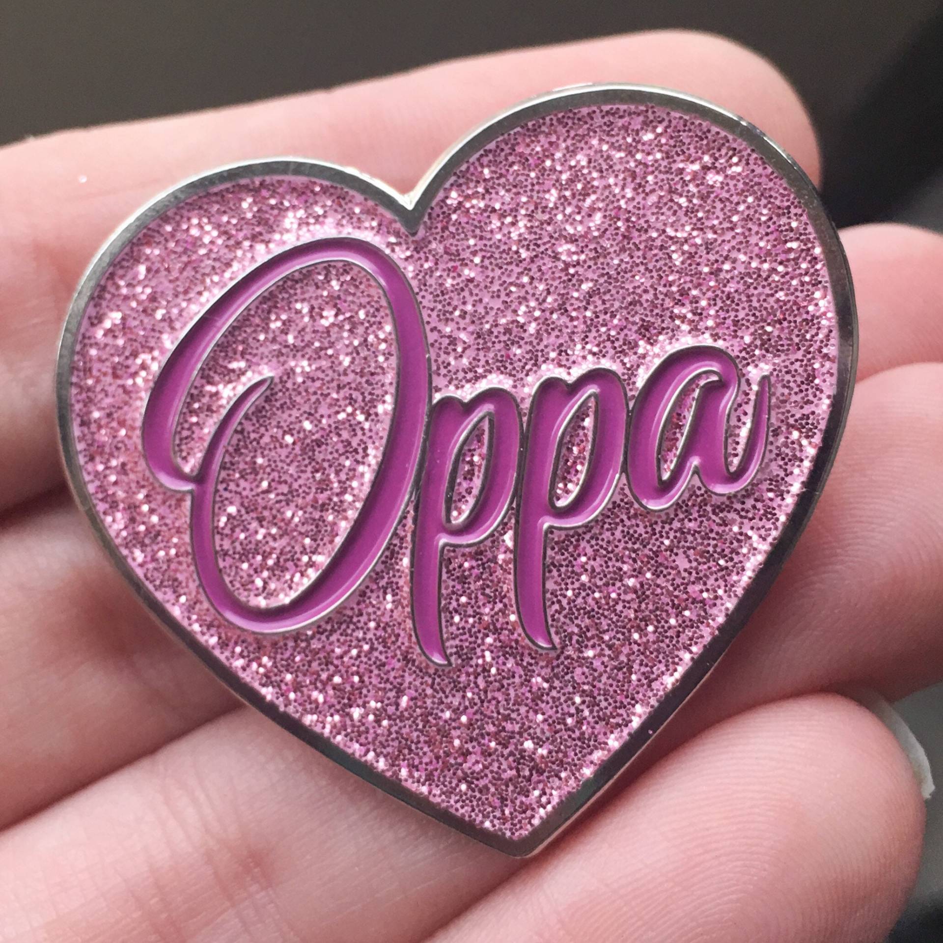Oppa K-Drama/K-Pop Soft Glitter Emaille Pin Oppa K-Drama/K-Pop Soft Glitter Emaille Pin von VoltarelDesigns
