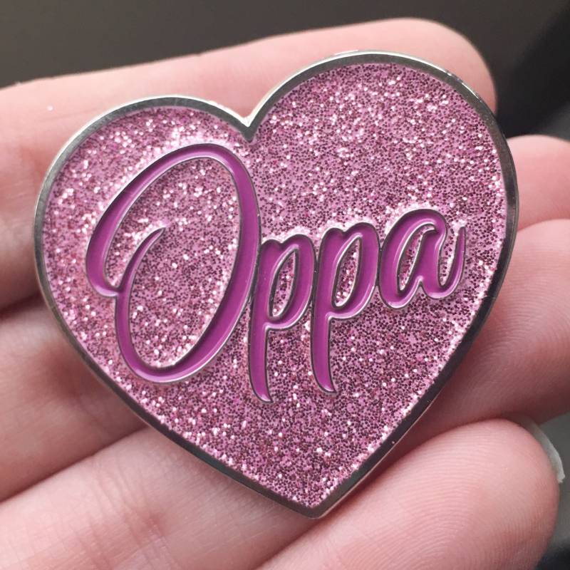 Oppa K-Drama/K-Pop Soft Glitter Emaille Pin Oppa K-Drama/K-Pop Soft Glitter Emaille Pin von VoltarelDesigns